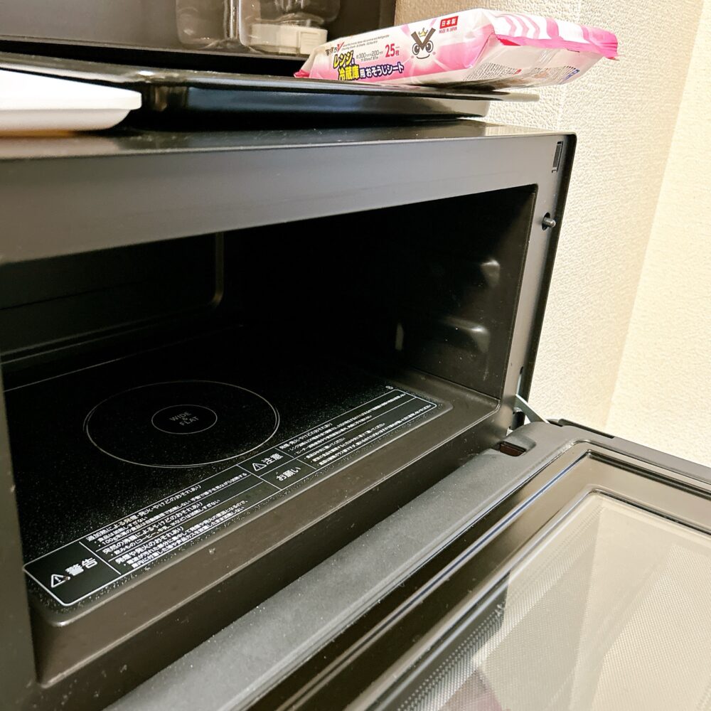 キッズライン家事代行を利用しているわたしが撮影した、掃除シートを使って手入れした電子レンジの庫内