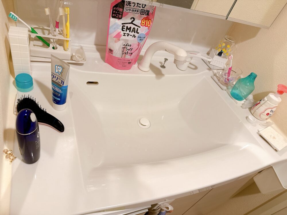 家事代行そうじ直前の片付けてない、わが家の洗面台。キッズライン家事代行さんのための掃除や片付けはしなくても大丈夫。ものが沢山置かれている様子