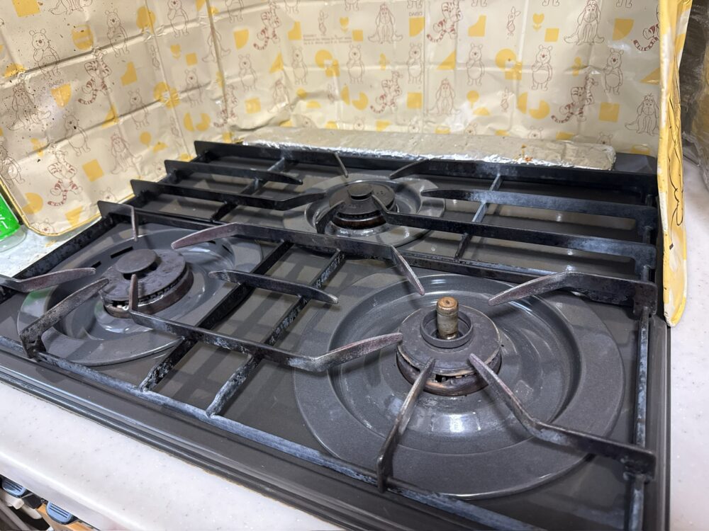キッズラインの家事代行を使って掃除してもらった、我が家の3口。ビフォアー写真と違ってガスコンロがキレイになった様子や家事代行さんの腕前が伝わる写真。ビフォーアフターのアフター