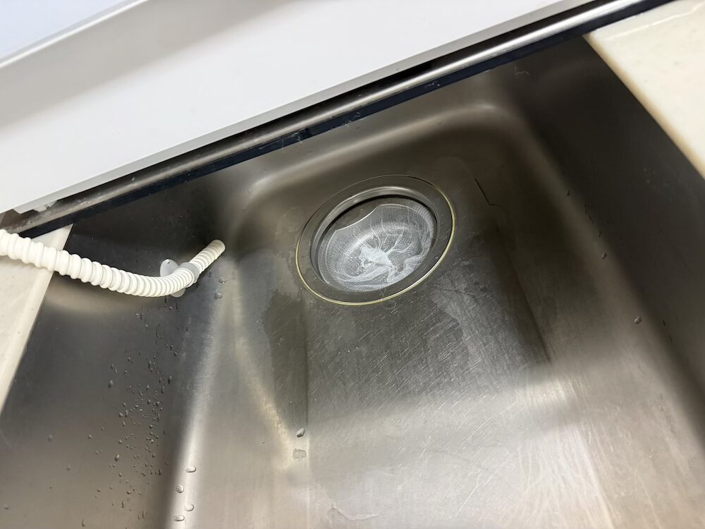 キッチンシンクの排水口まわりを掃除した後の様子を上から撮影した写真