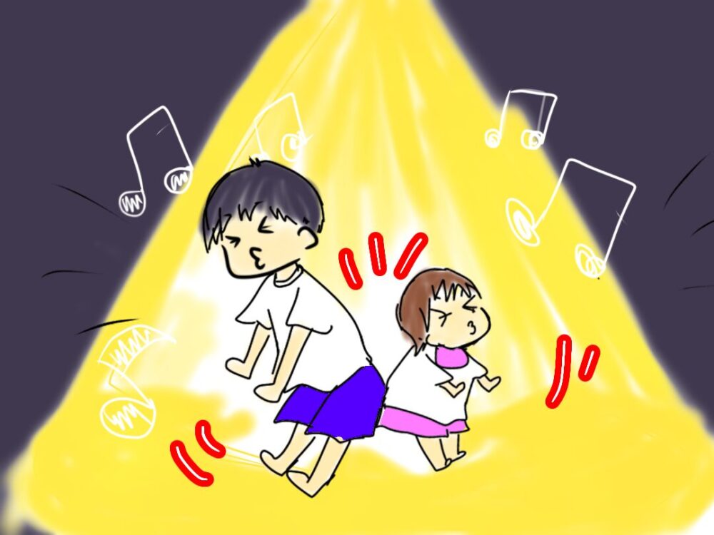 音符に囲まれて踊る兄と妹のイラスト。ファミサポの預かりが楽しかった様子