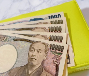 2015年から自衛官妻の2児ママが解説する、1万円札が扇状にのぞく黄緑色の長財布