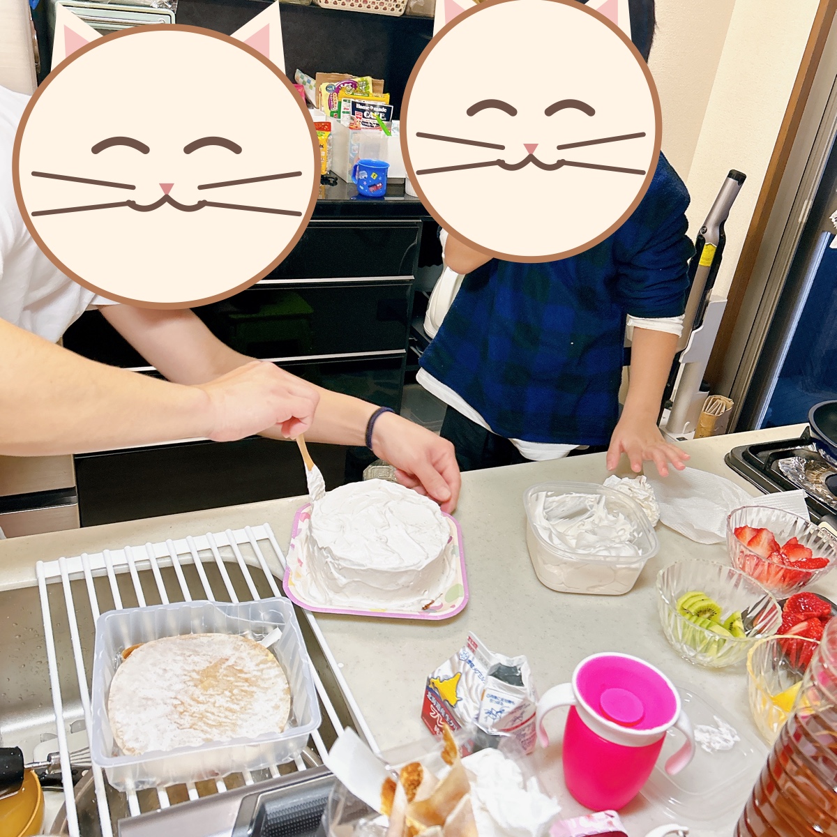 海上自衛官の夫と子どもが記念日のケーキを一緒に作る、わが家の実際の写真